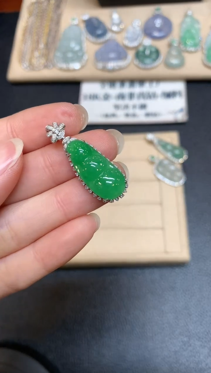 【闪购商品】翡翠颈饰18K金镶嵌福豆【无服务费