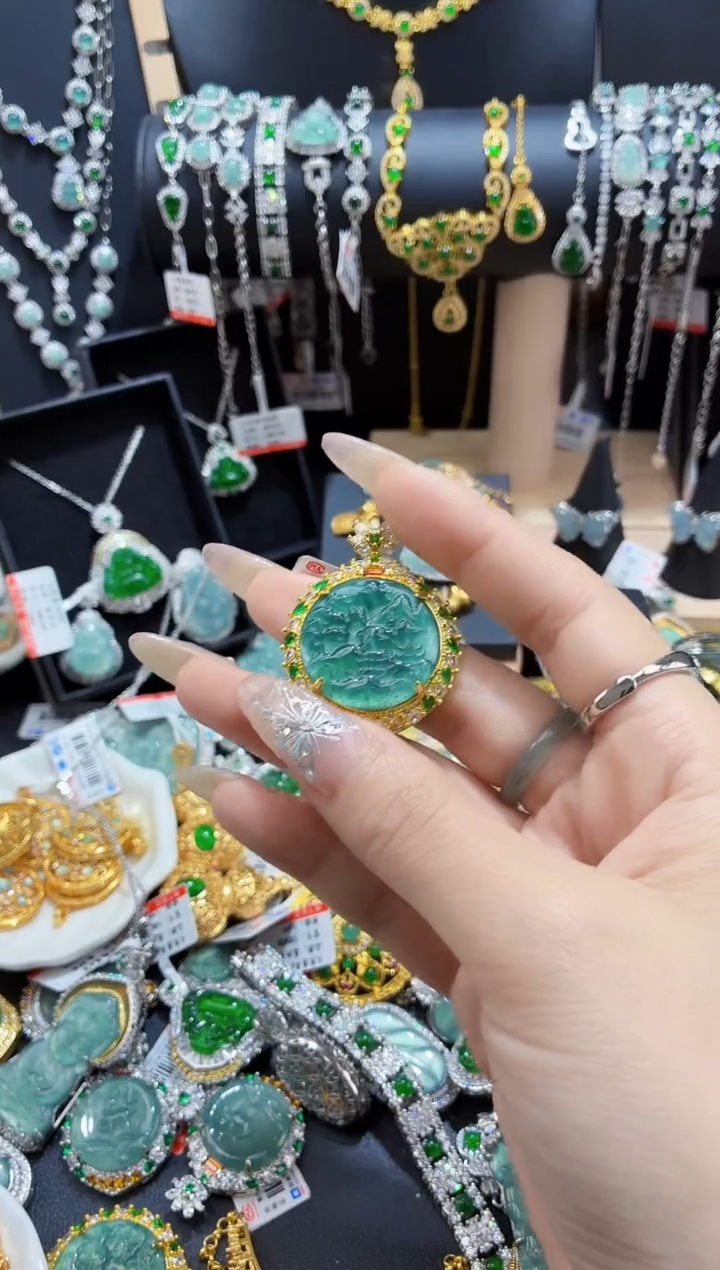 翡翠未镶嵌颈饰天然翡翠a货 多样性发其一