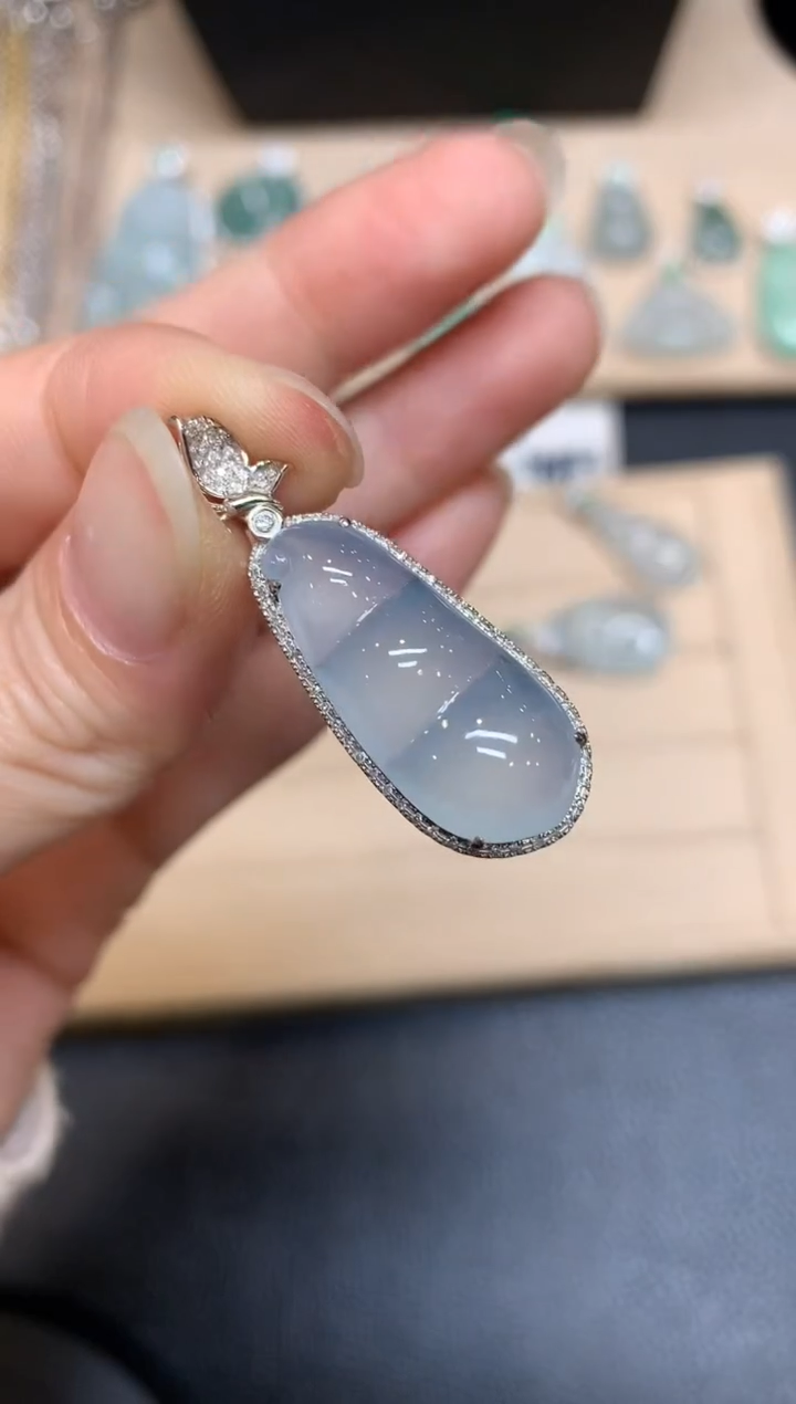 【闪购商品】翡翠颈饰18K金镶嵌福豆【无服务费