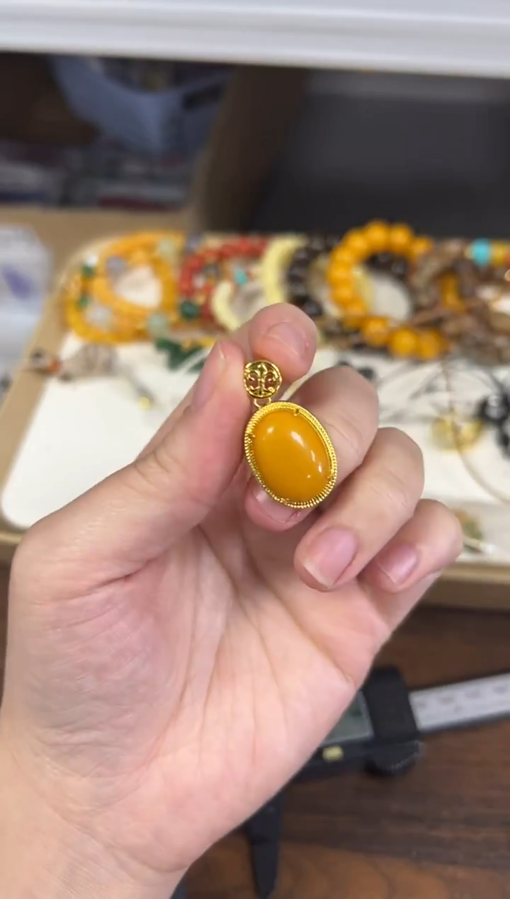 蜜蜡颈饰未镶嵌满蜜蜜蜡蛋面镶嵌款吊坠[93]