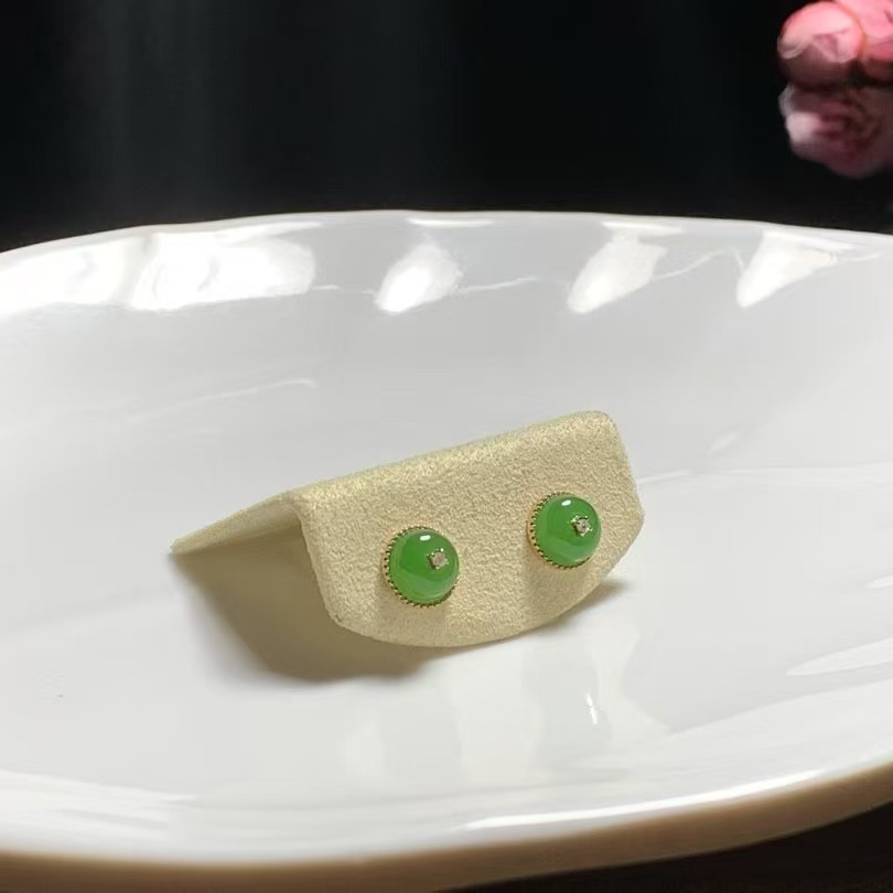 天然和田玉碧玉苹果绿耳钉