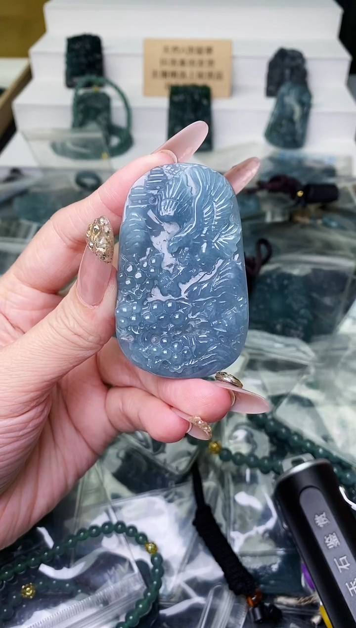 颈饰未镶嵌翡翠 