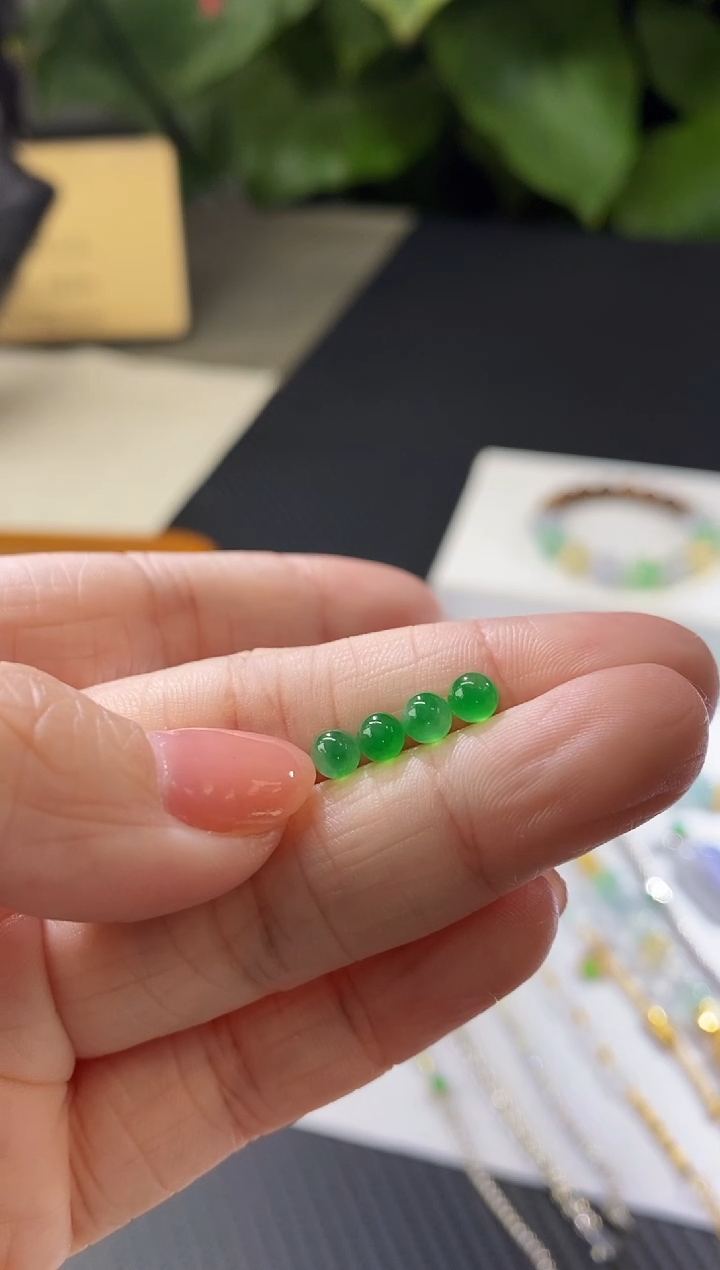 【闪购商品】翡翠挂件未镶嵌一组绿珠珠