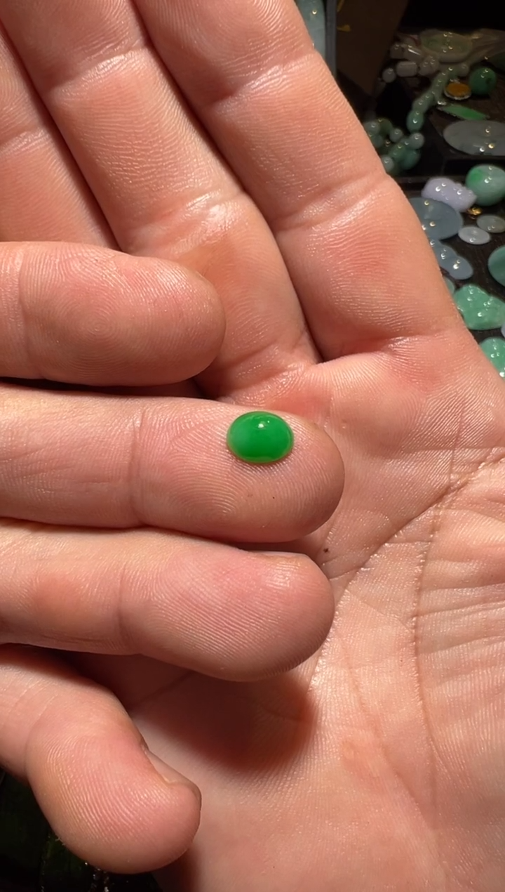 颈饰未镶嵌翡翠翡翠戒面。