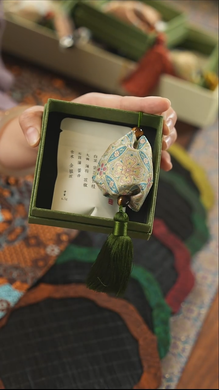 蓝色香囊···········