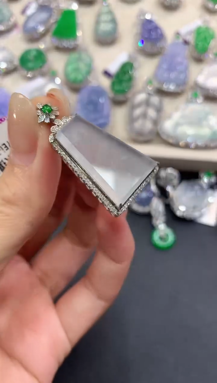 【闪购商品】翡翠吊坠(不含链)18K金镶嵌q39    