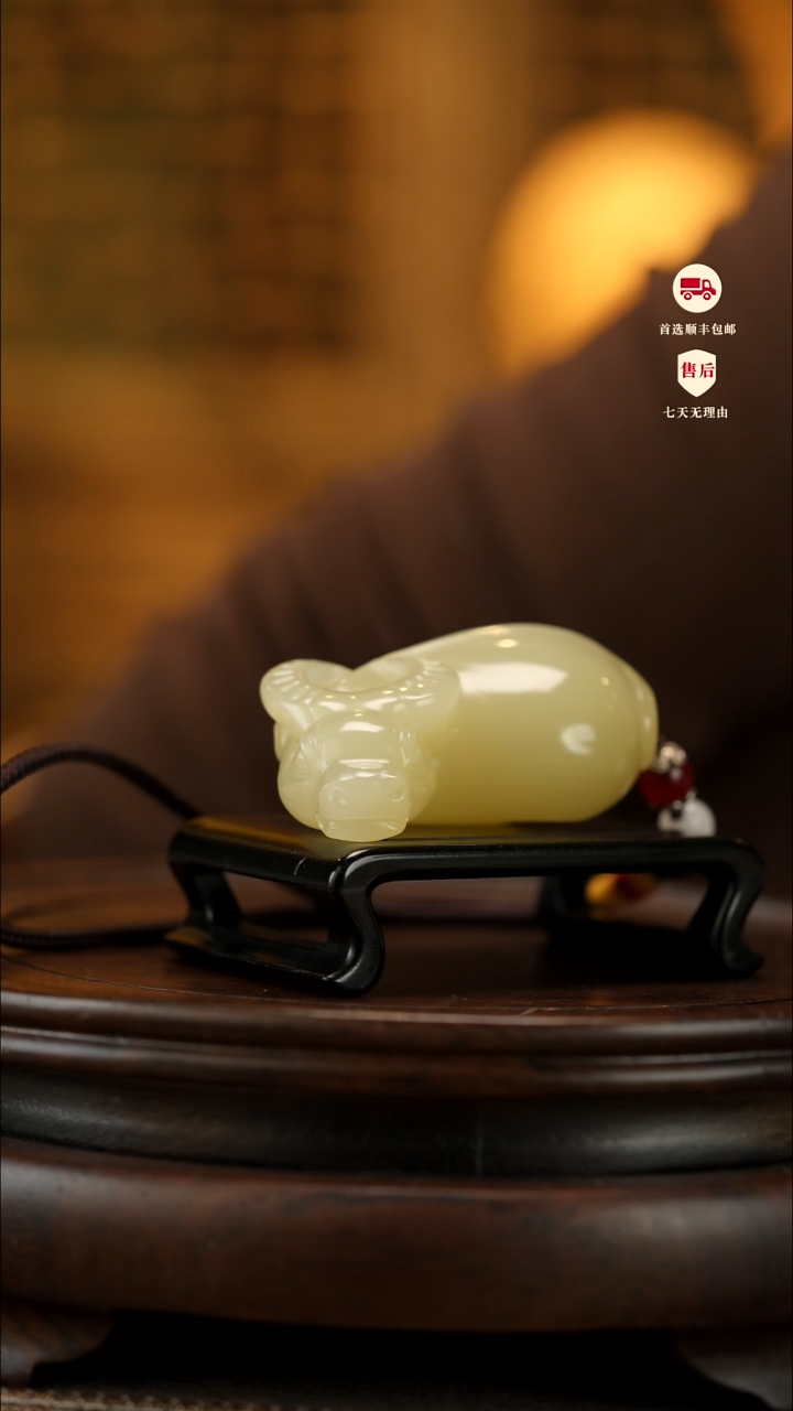 云南石竹叶青雕刻：扭转乾坤手把件摆件