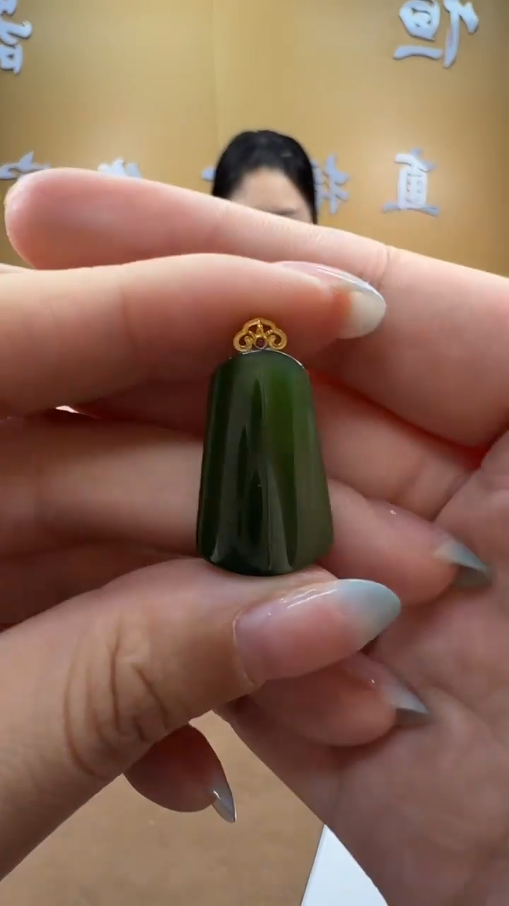 颈饰18K金镶嵌和田玉挂件