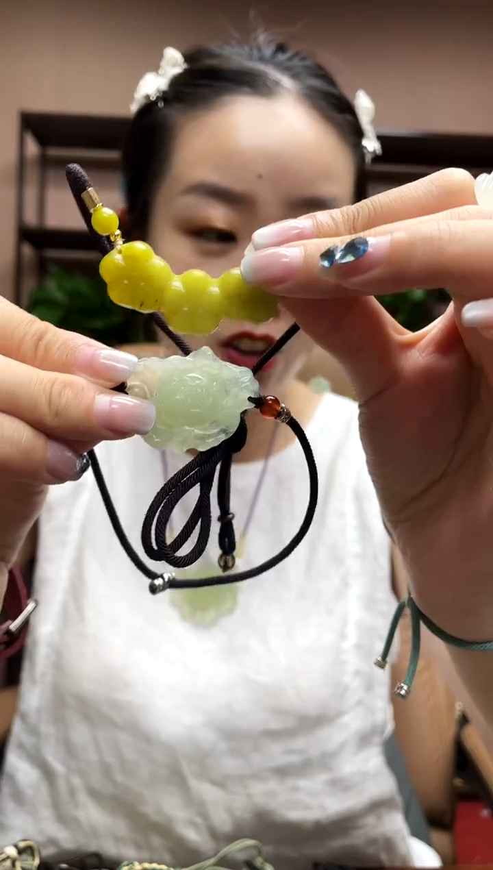 岫玉未镶嵌吊坠·