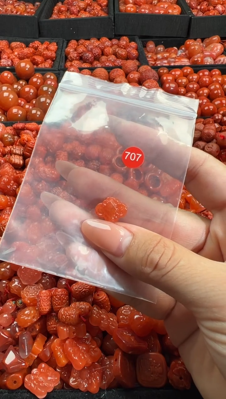南红玛瑙未镶嵌颈饰1