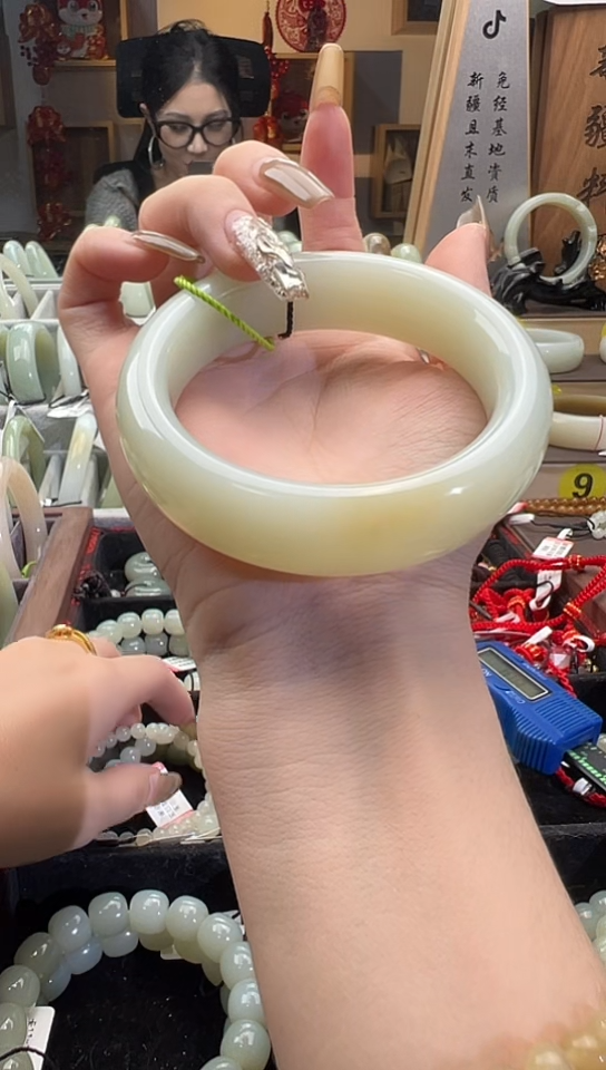 【闪购商品】和田玉手镯未镶嵌且末料青白玉手镯