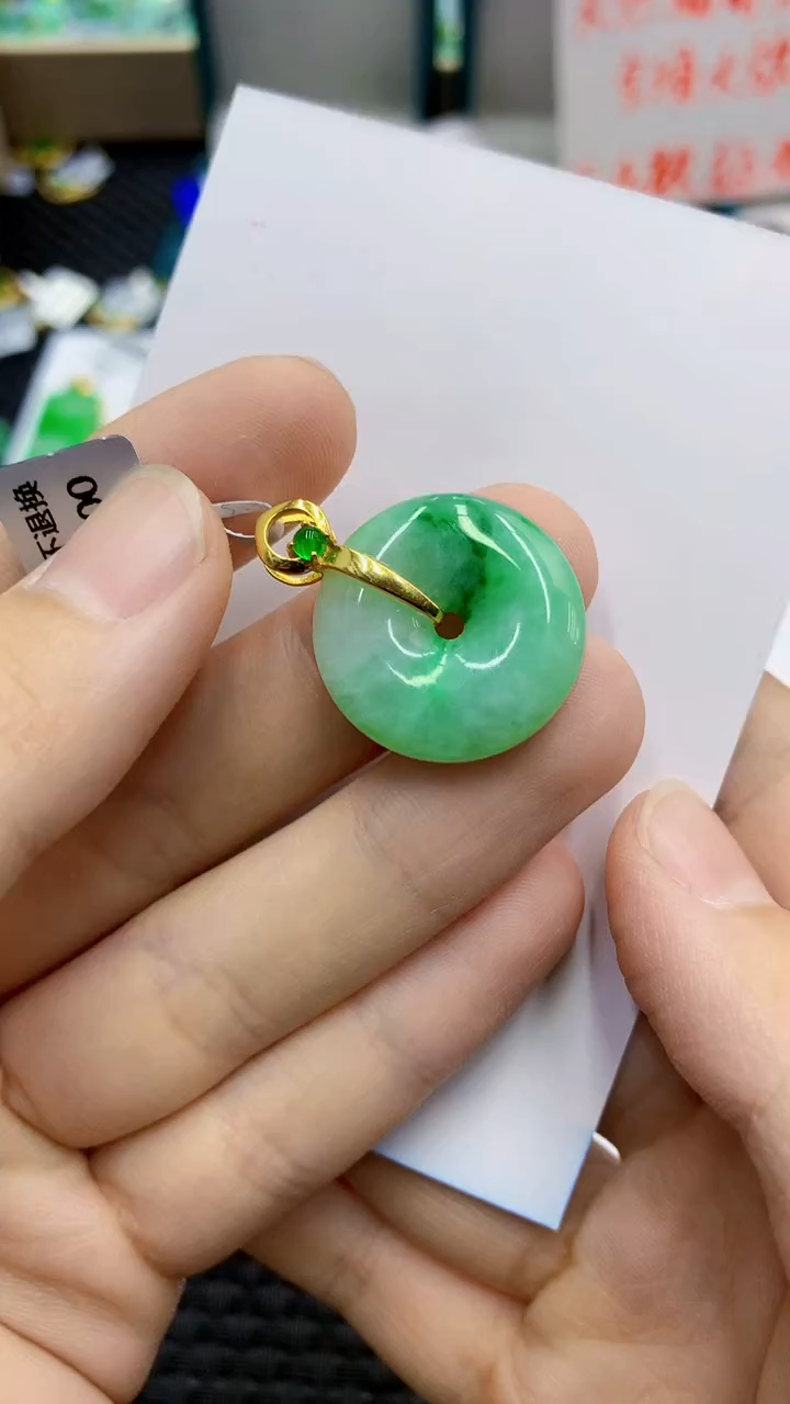 翡翠未镶嵌颈饰             1