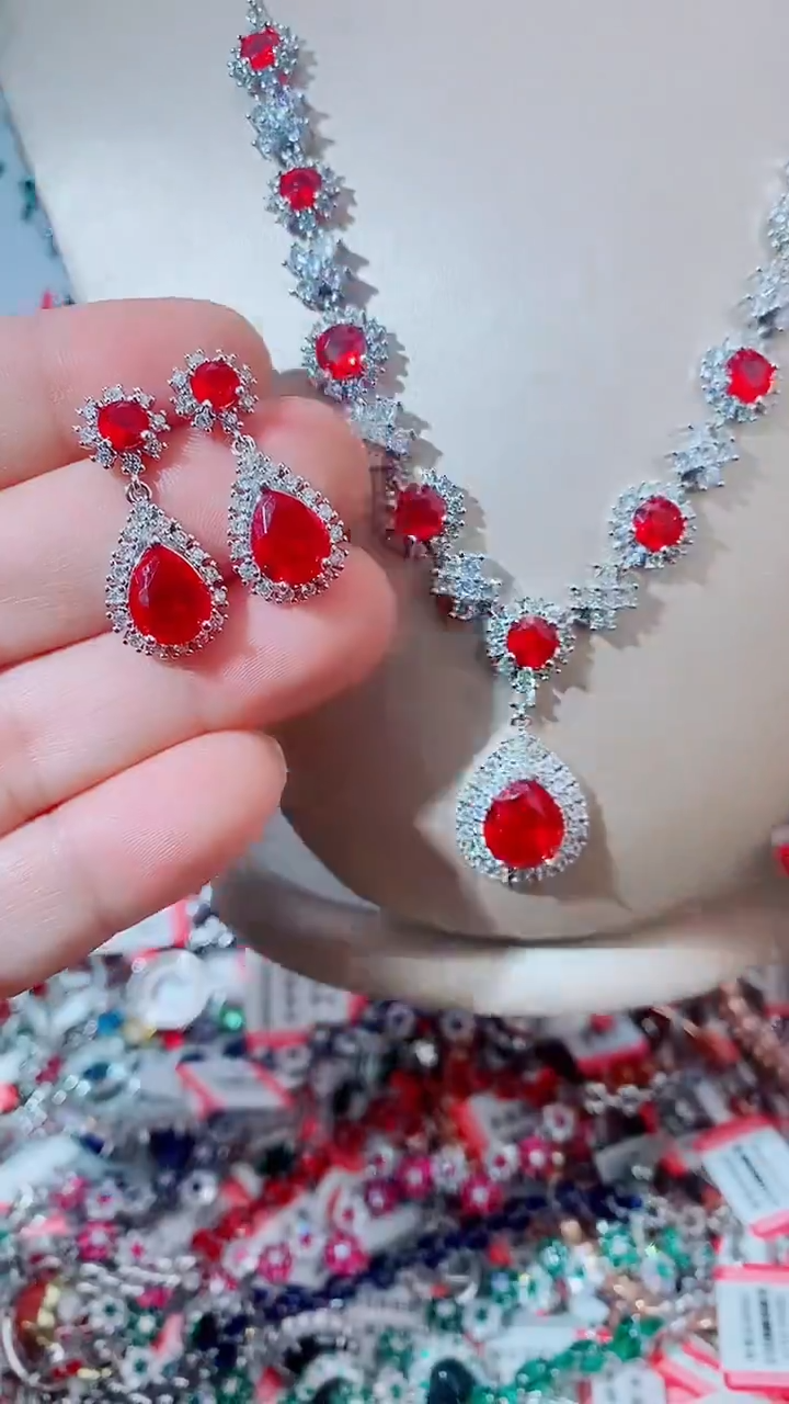 颈饰未镶嵌红宝石      