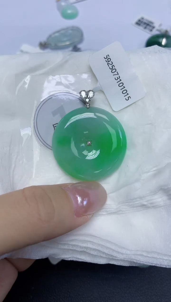 颈饰18K金镶嵌翡翠天然缅甸翡翠A货多样性发一件