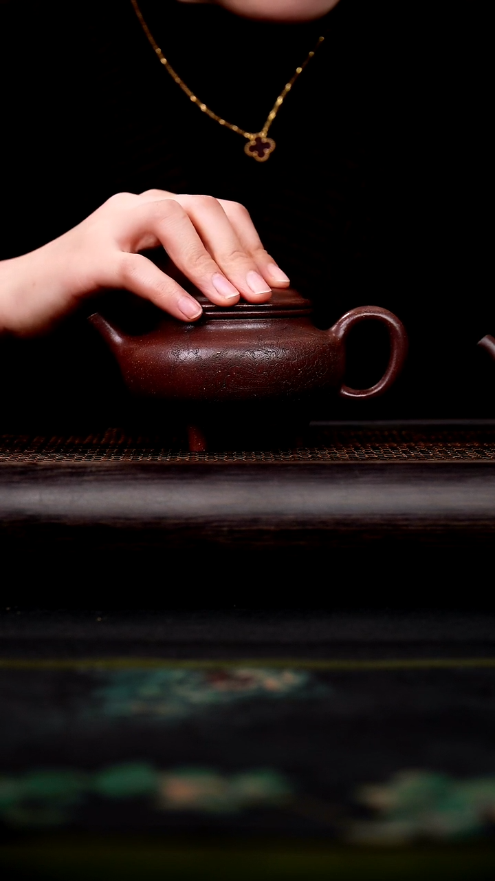 茶壶紫砂阿*贵妃紫泥 三足鼎