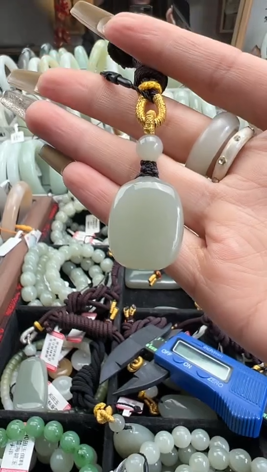 【闪购商品】和田玉吊坠(赠链)未镶嵌且末料青白玉吊坠14.8克