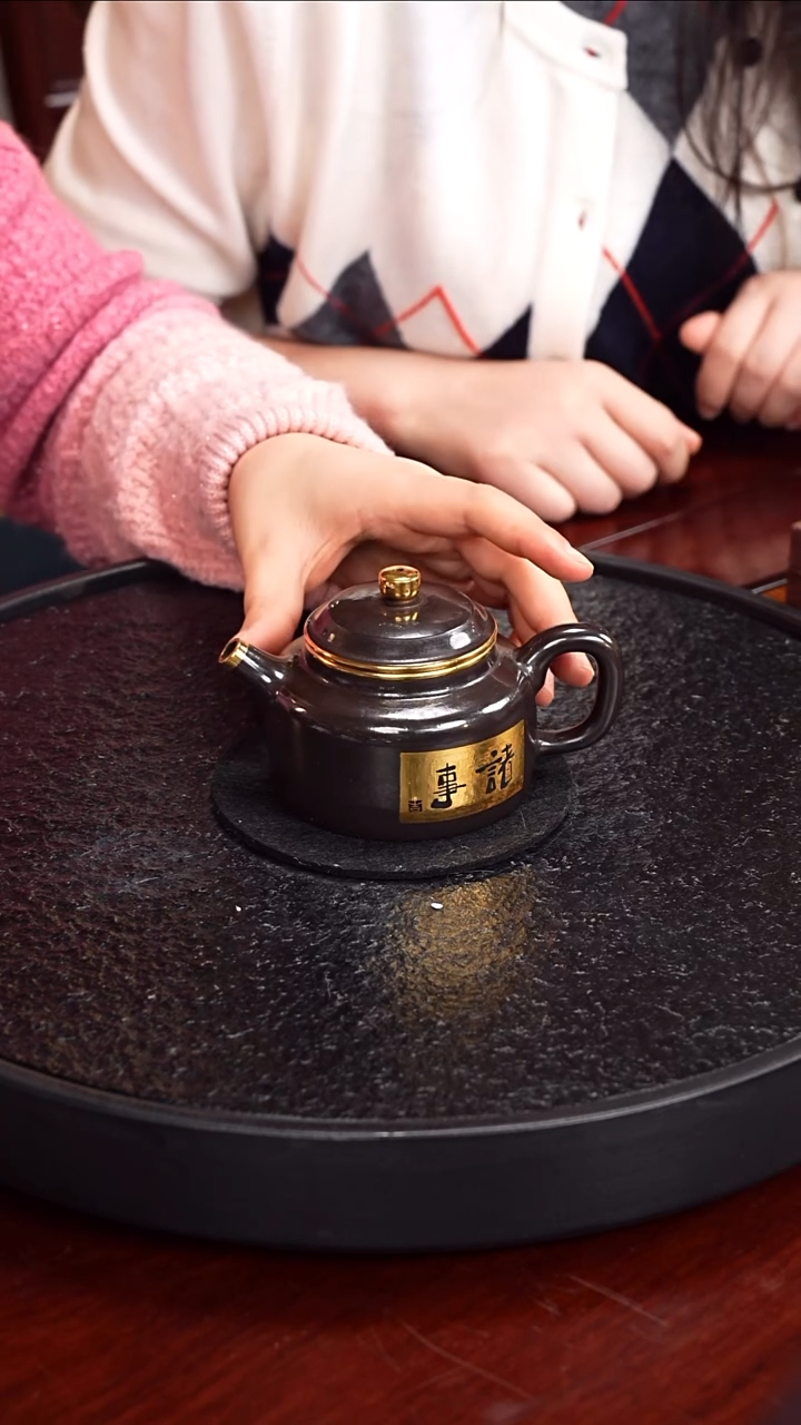 茶壶紫砂邵映华 德钟48  黑泥水磨 220毫升 配树桩杯