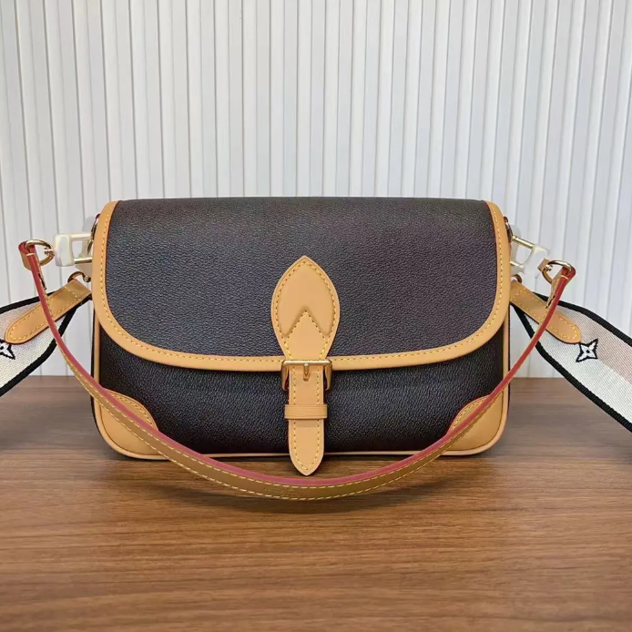 L002（法棍中号）24cm 钢五金时尚女款包包百搭拼色经典休闲       