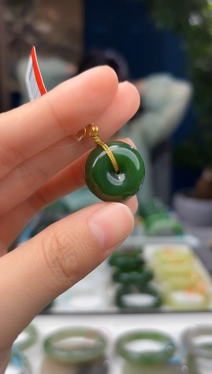 和田玉18K金镶嵌颈饰碧玉平安扣