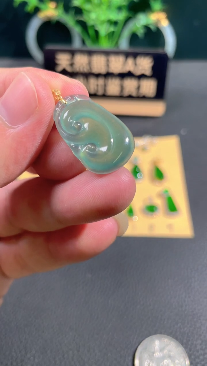 翡翠18K金镶嵌颈饰翡翠