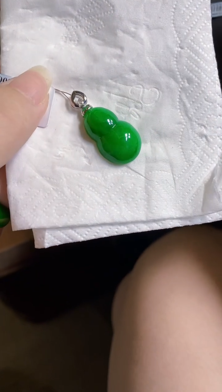 翡翠18K金镶嵌颈饰葫芦