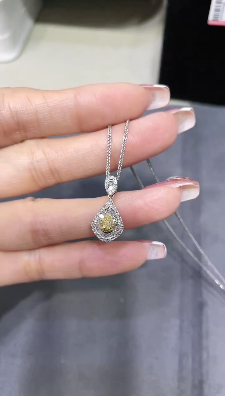 【闪购商品】钻石吊坠（不含链）18K金镶嵌·