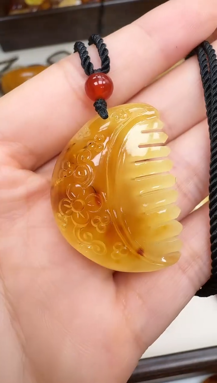 未镶嵌琥珀裸石如图