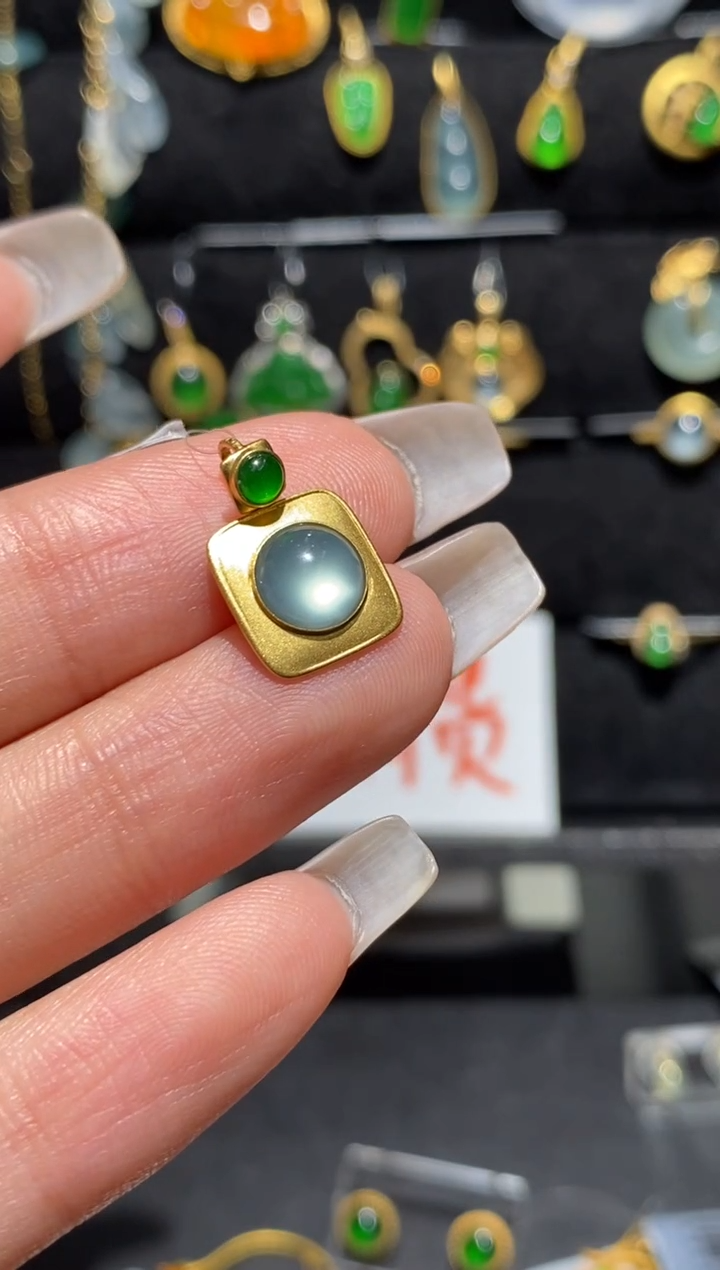 【闪购商品】翡翠颈饰18K金镶嵌吊坠