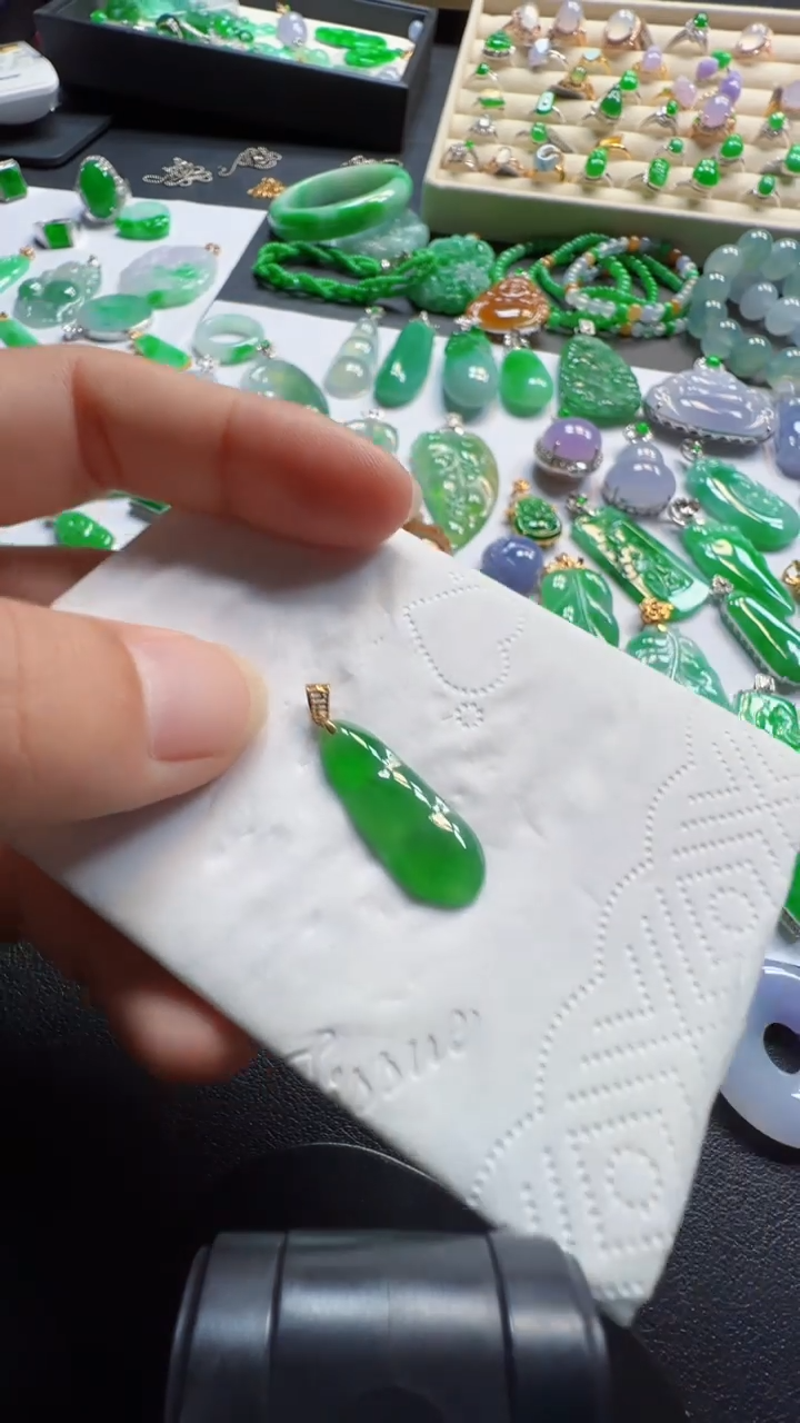 吊坠(不含链)18K金镶嵌翡翠680