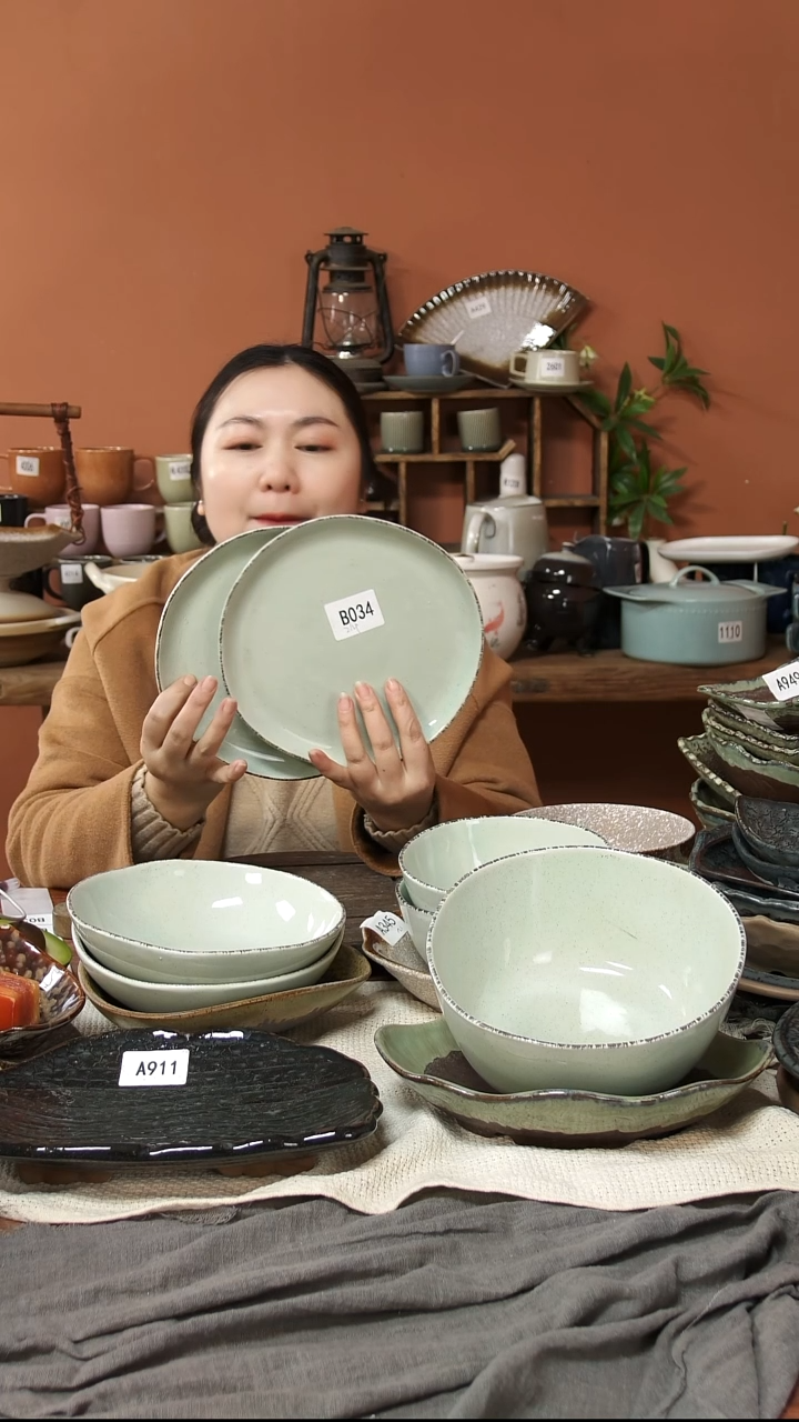 陶瓷B034  两只异形黑点边缘盘微瑕