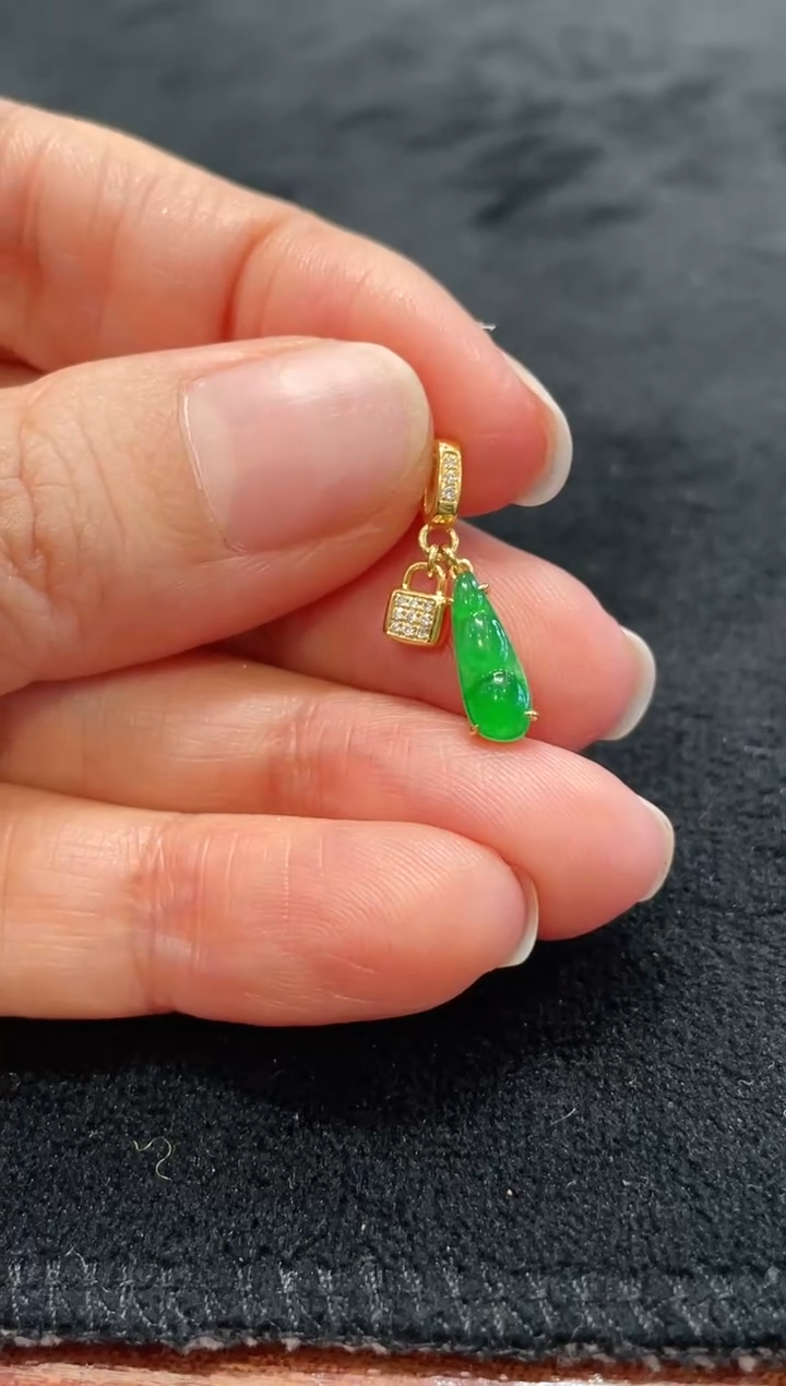 【闪购商品】翡翠颈饰18K金镶嵌冰种阳绿翡翠福豆提溜