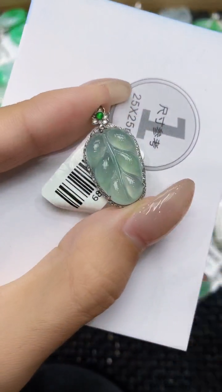 翡翠18K金镶嵌颈饰111111111111