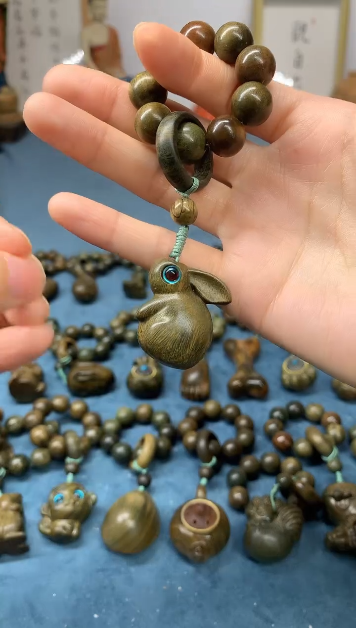 【闪购商品】维腊木（绿檀）把件望月兔 盘玩件