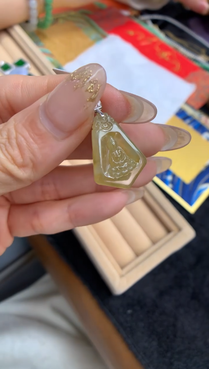 【闪购商品】翡翠颈饰18K金镶嵌观音
