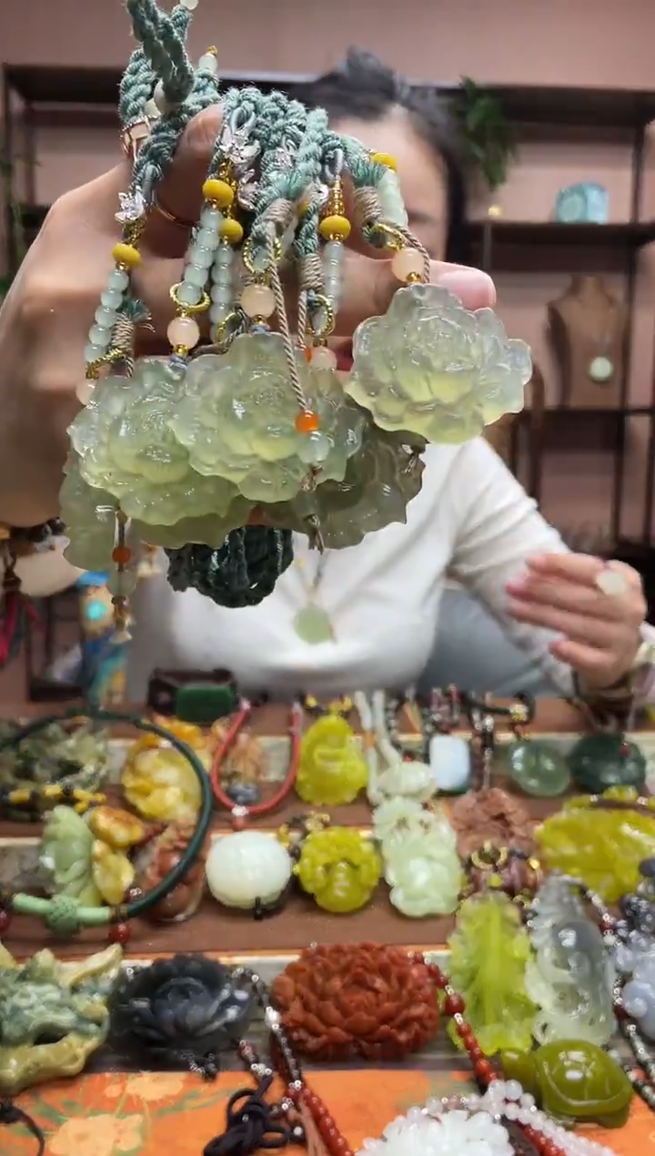 未镶嵌岫玉吊坠多样性发货发其中之一