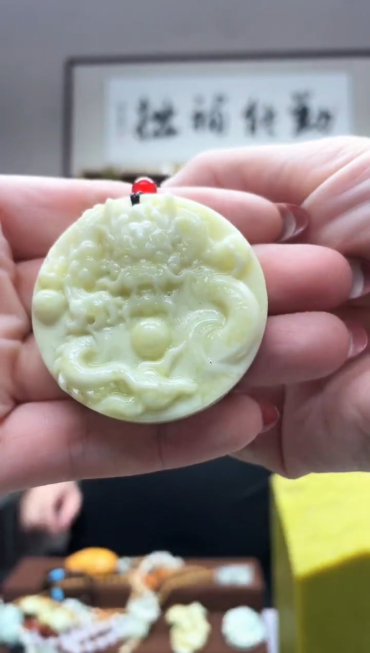 未镶嵌岫玉吊坠··