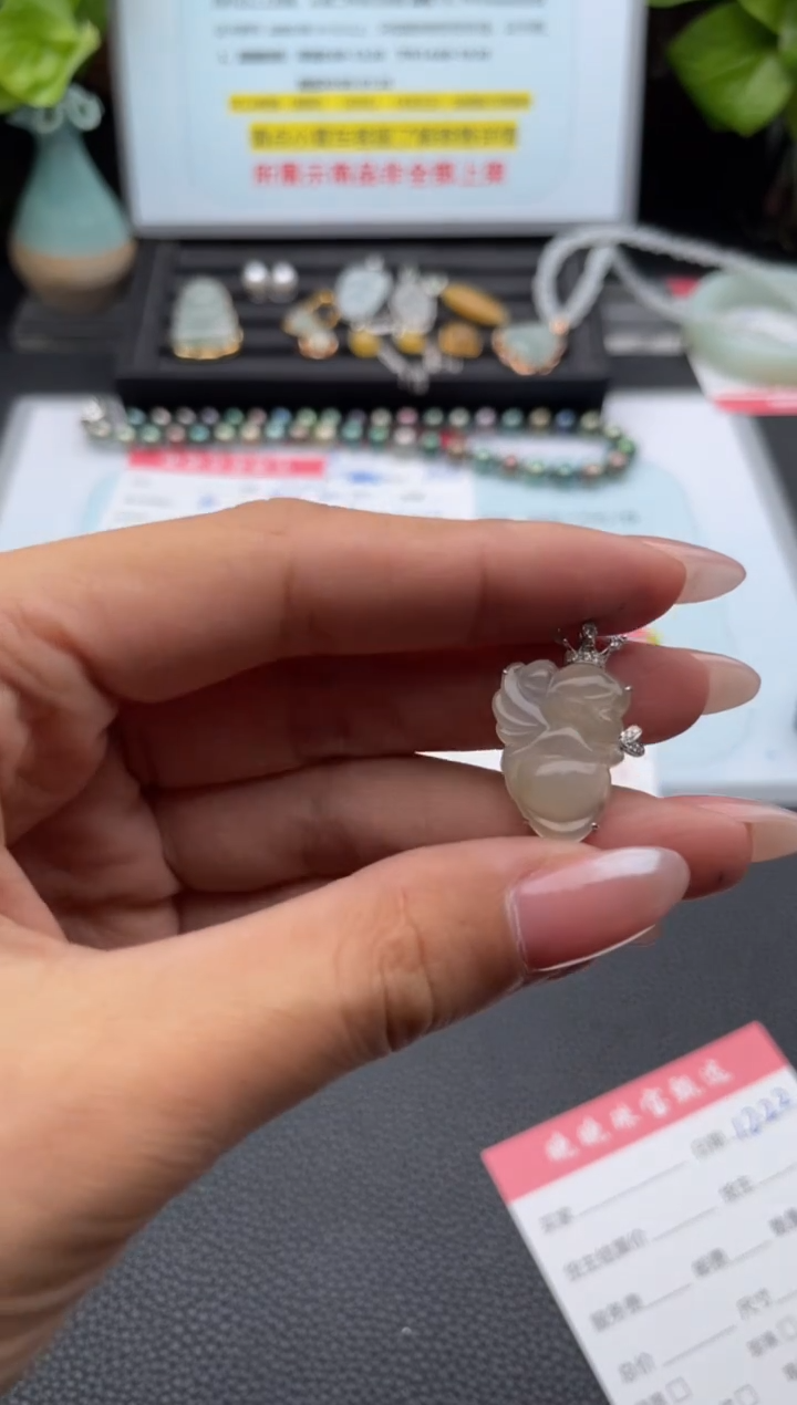 颈饰18K金镶嵌翡翠吊坠