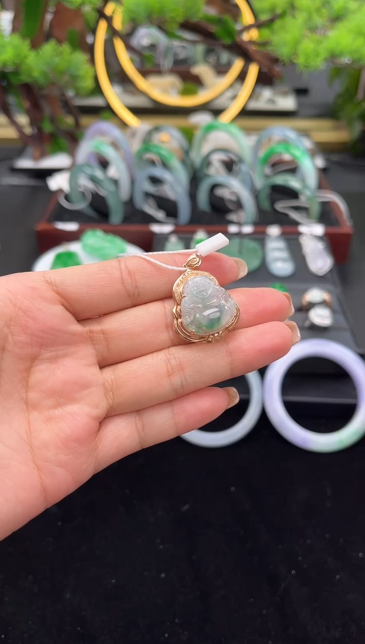 颈饰18K金镶嵌翡翠吊坠