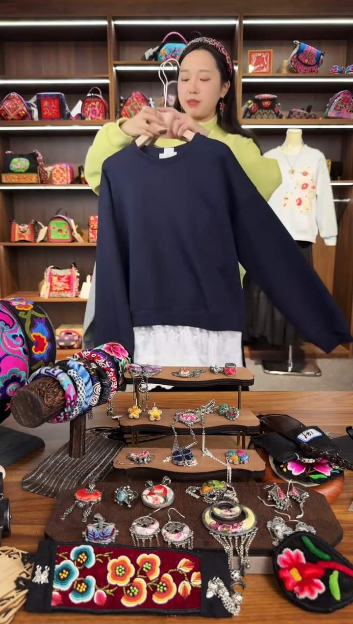 【闪购商品】织绣A48蒙阿苏苗绣传承