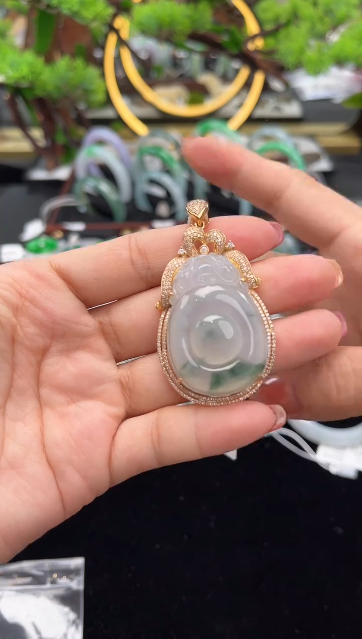 颈饰18K金镶嵌翡翠吊坠