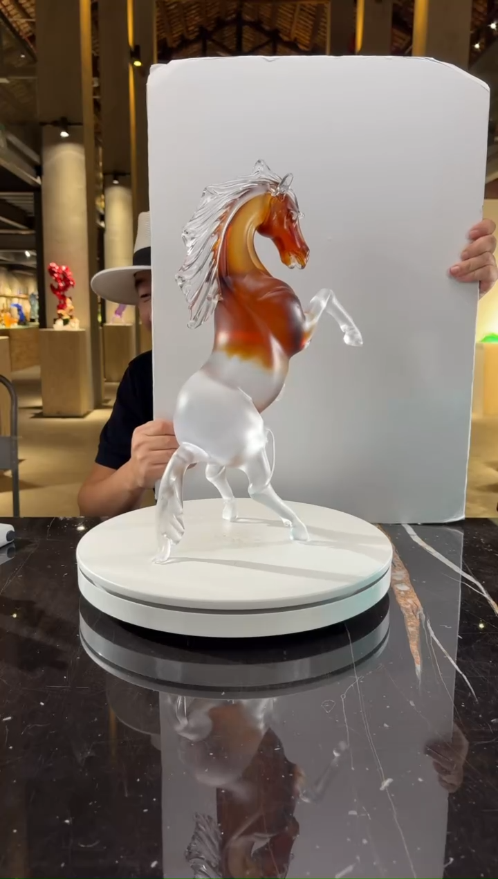 摆件杭**魏琥珀金磨砂跃姿马