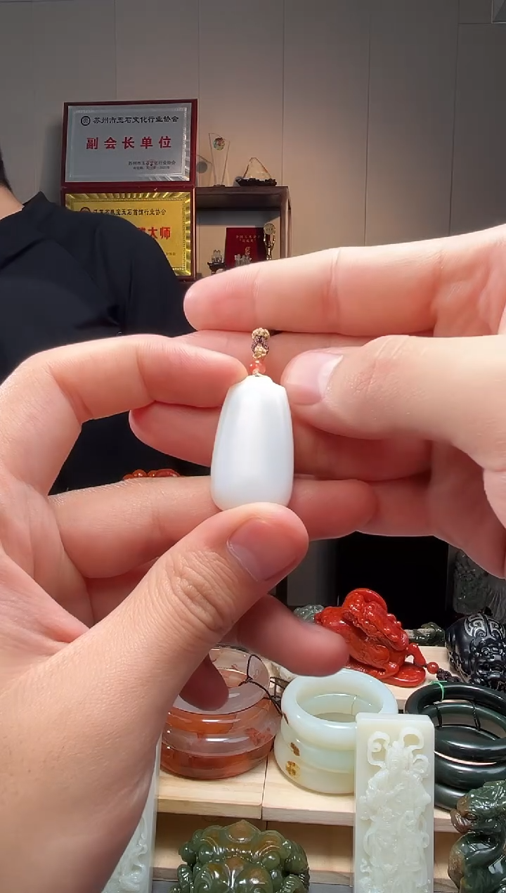 颈饰未镶嵌和田玉吊坠