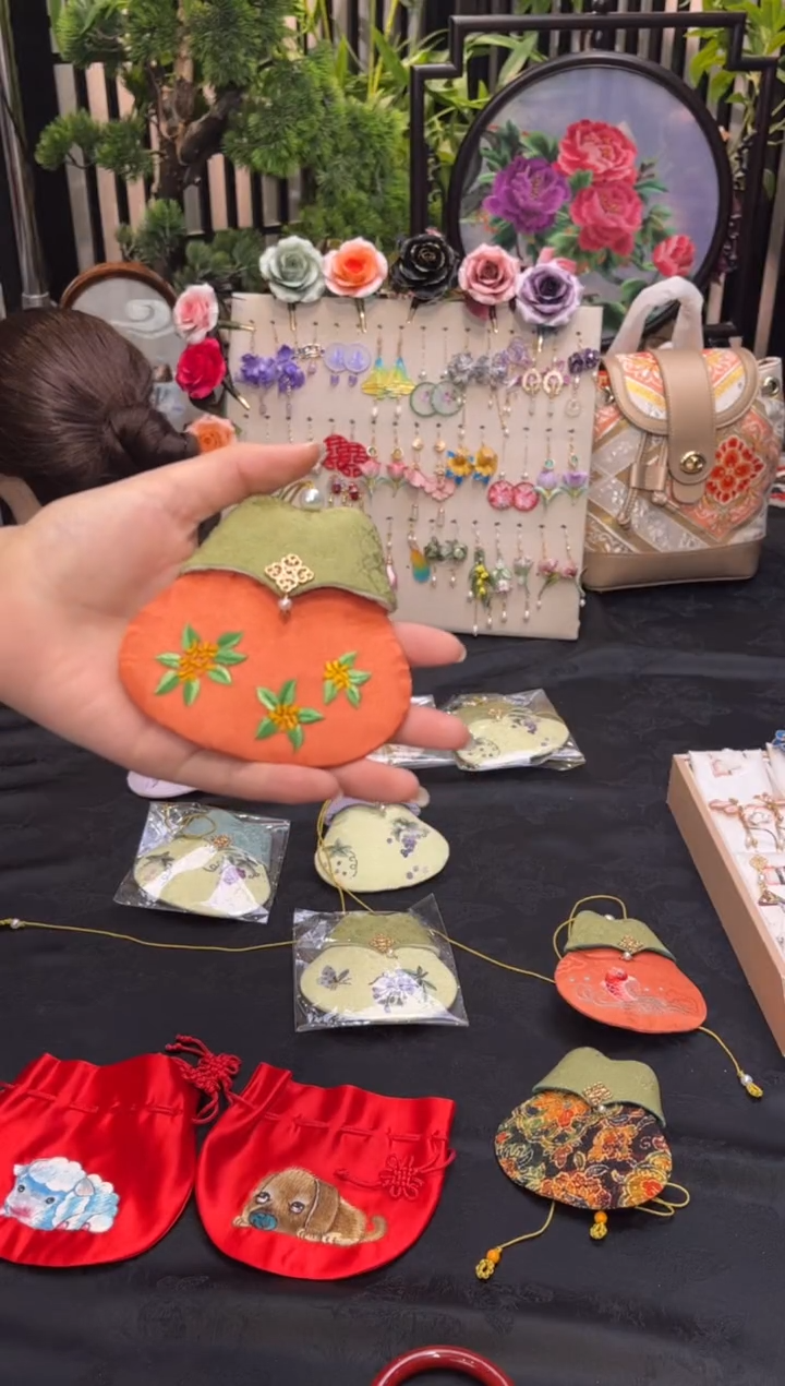 织绣有***空非遗苏绣手工饰品