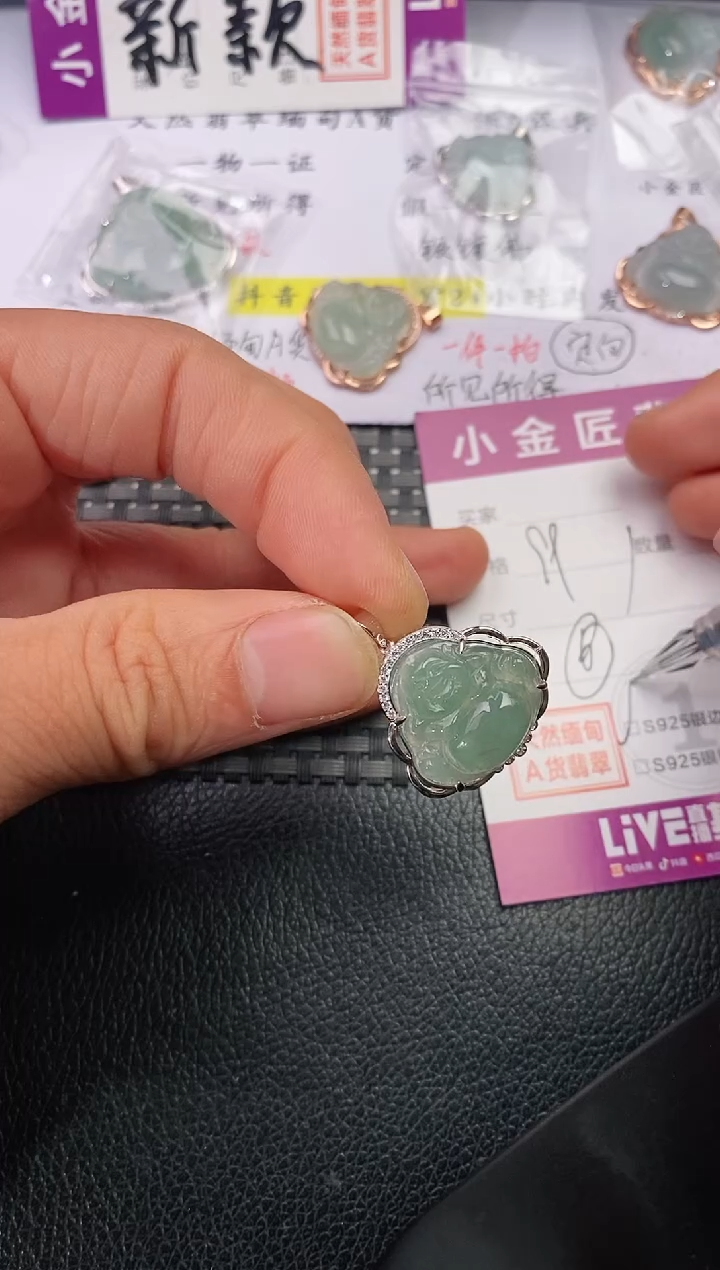 颈饰银S925镶嵌翡翠大**岸挂件