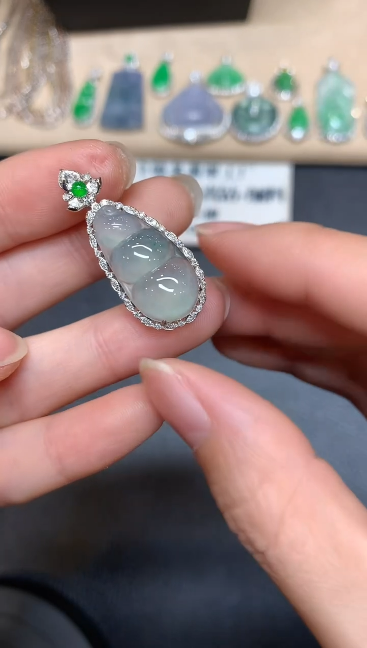 【闪购商品】翡翠颈饰18K金镶嵌福豆【无服务费