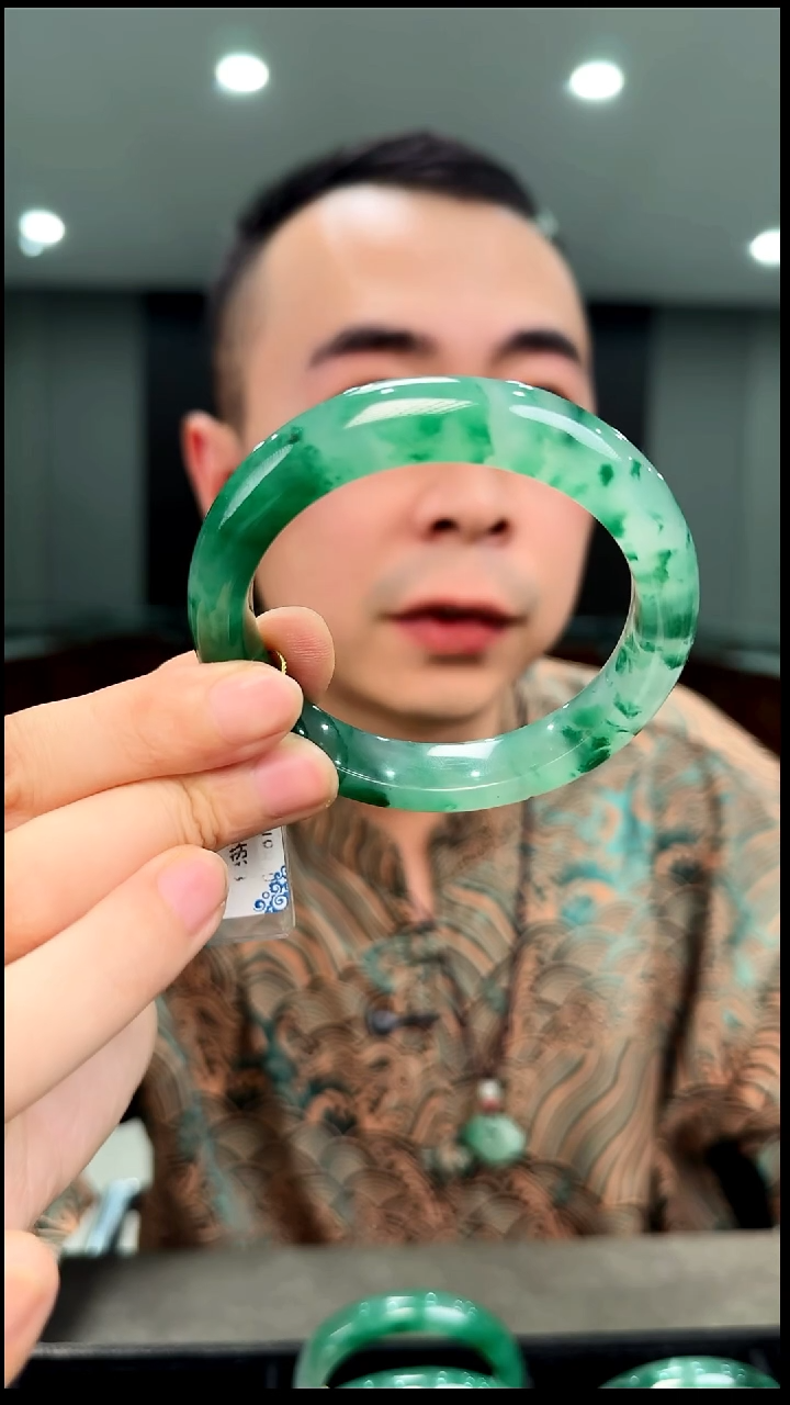 未镶嵌手镯石英质玉秋*，58.6