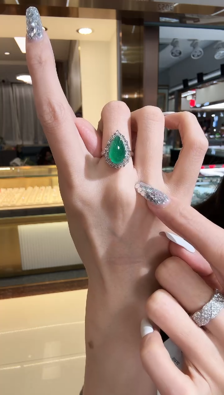 18K金镶嵌戒指祖母绿5.85ct