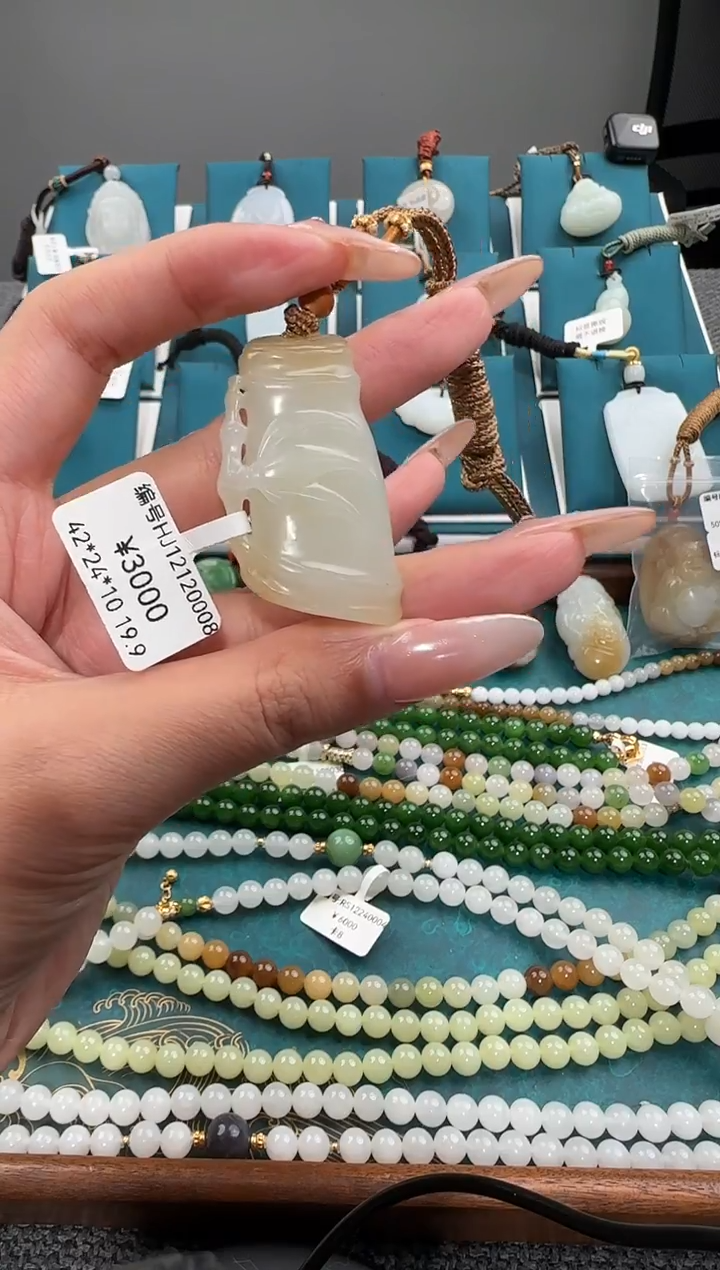 颈饰未镶嵌和田玉吊坠  HJ