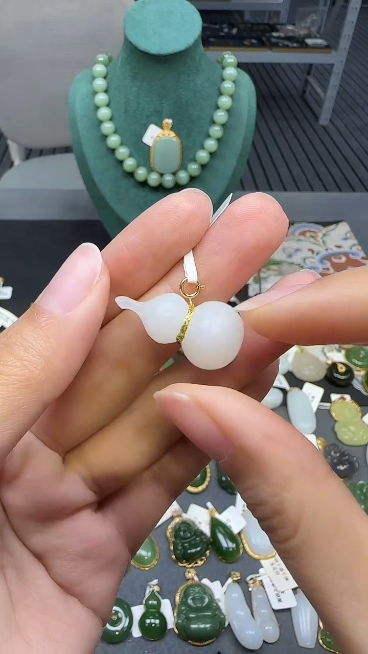 18K金镶嵌和田玉挂件1