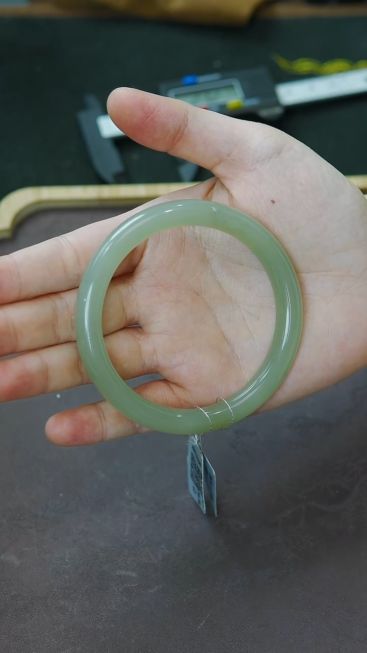 未镶嵌手镯和田玉59圈口冰湖水绿手镯